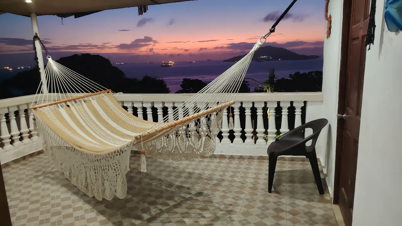 Terraza con vista al mar al atardecer